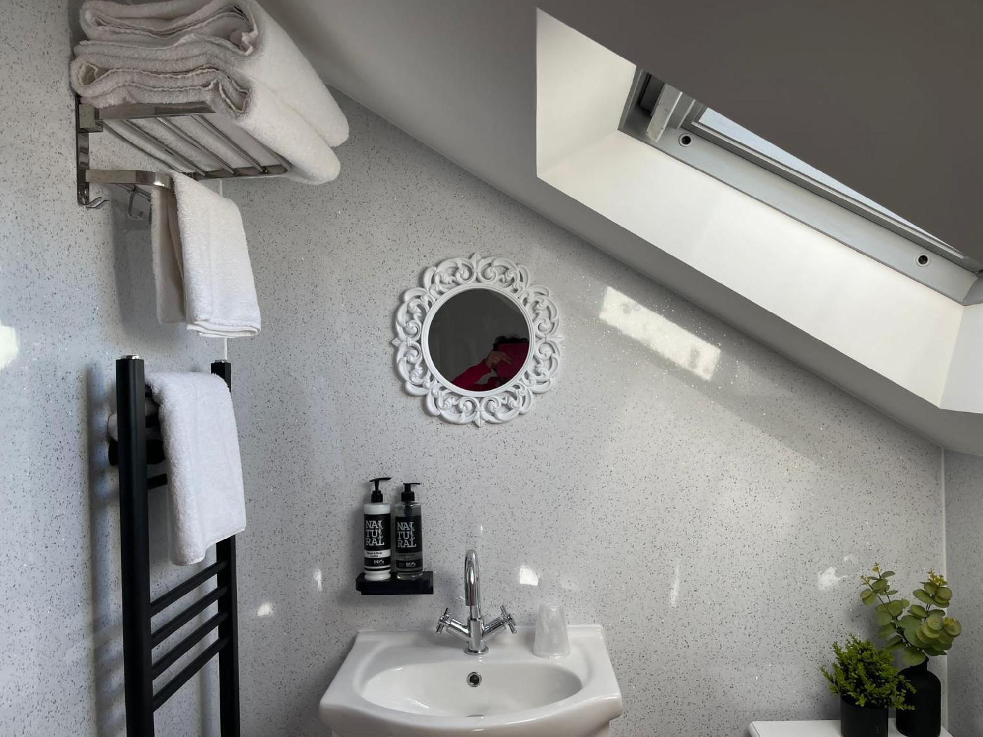 Lilyrose Hotel Whitby Ruang foto